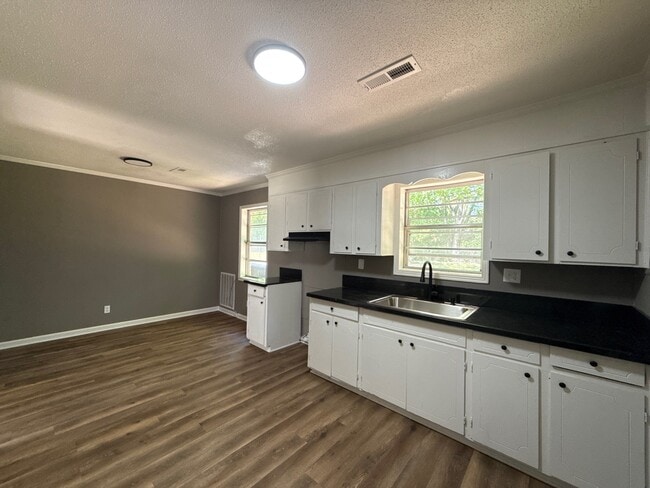 Building Photo - 1115 Berrywood Ave