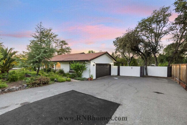 Building Photo - 4305 Whispering Oak Cir