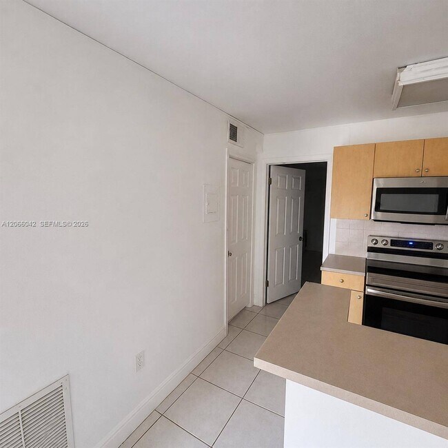 Building Photo - 7151 Miami Lakes Dr