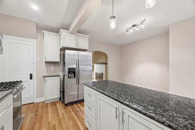 Building Photo - 436 44th St