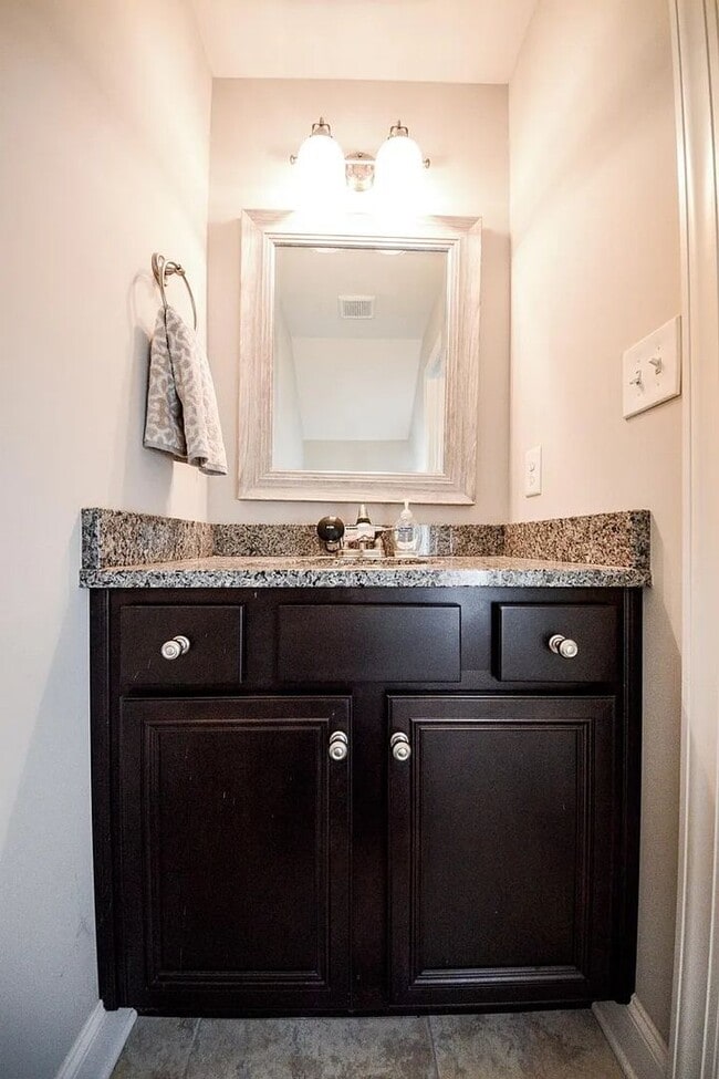 Building Photo - PRICE REDUCED   BEAUTIFUL TOWNHOME- SHOWINGS BY APPOINTMENT ONLY