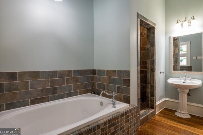 Building Photo - 765 Woodland Ave SE