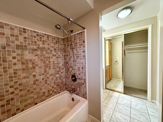 Building Photo - Spacious Multi-Level Townhouse w/hwd flrs,...