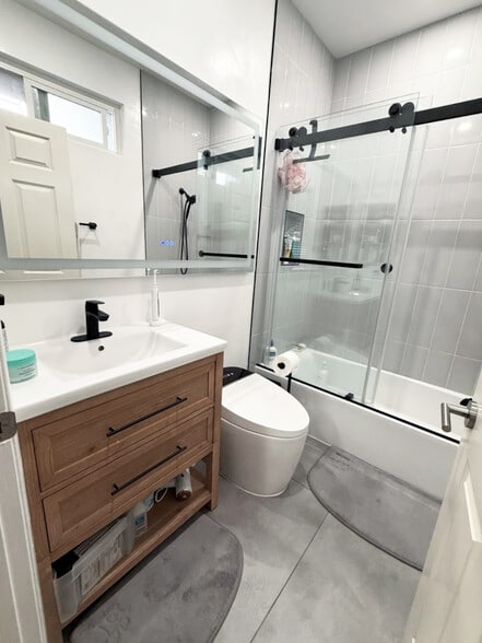 Building Photo - 5051 Rosewood Ave