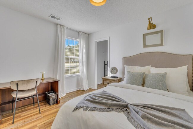 Building Photo - 142 West Tisbury Lane