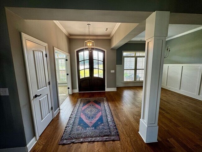 Building Photo - Spacious and luxurious with bonus room