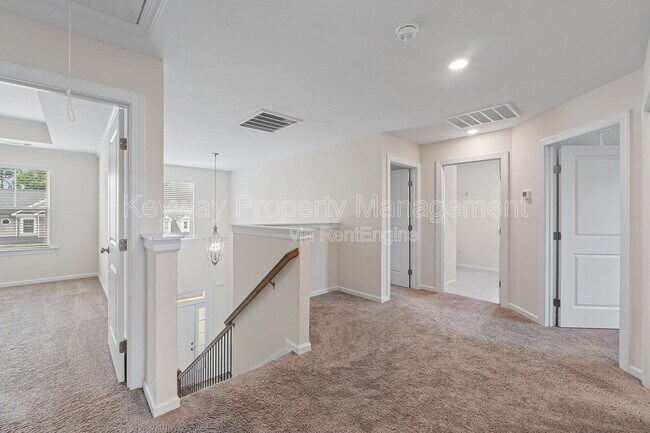 Building Photo - 585 Hampton Dr