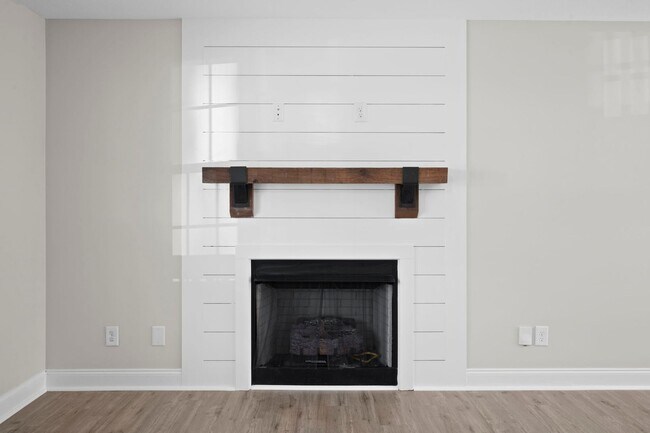 Building Photo - 1385 Sussex Dr