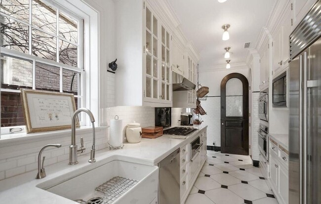 Building Photo - Georgetown East Village Perfection with PA...