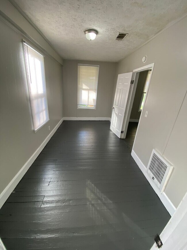 Building Photo - 605 Durden St