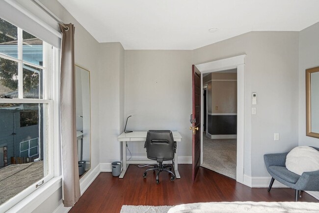 Building Photo - Fully furnished 5-bed, 3.5 bath home in hi...