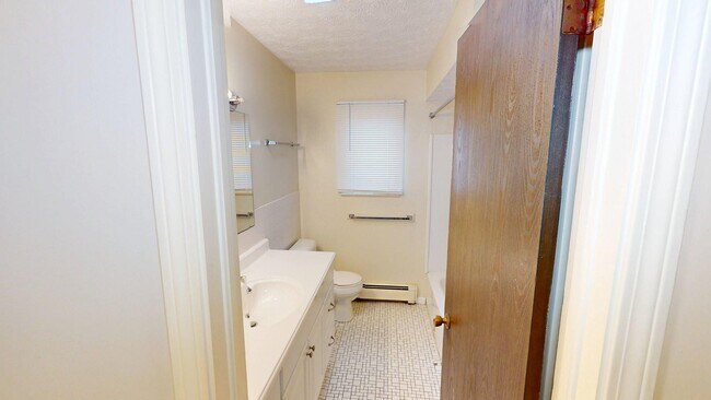 Building Photo - Updated 2 Bedroom, 2nd Floor,  Canfield Ap...