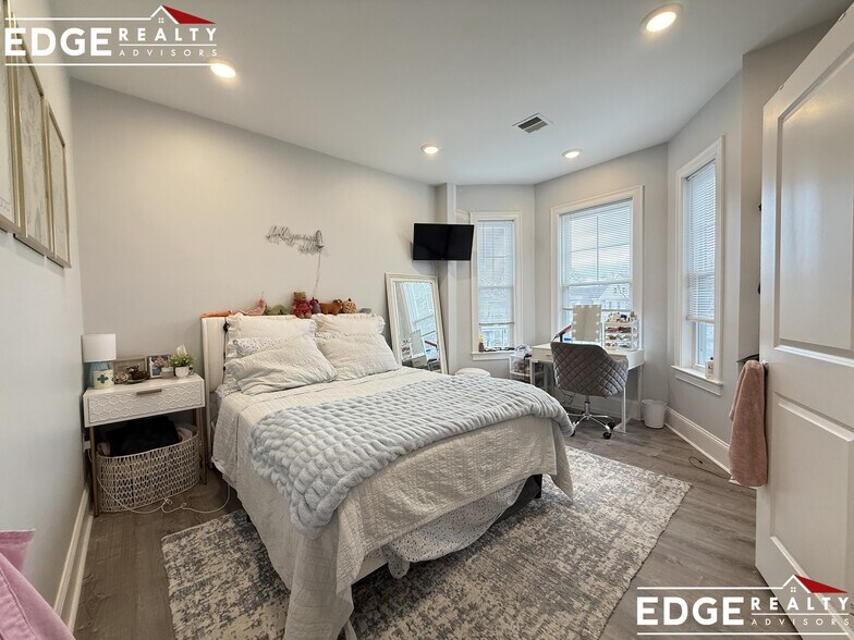 Building Photo - 168 Franklin St