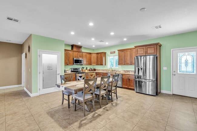 Building Photo - RV GARAGE | Single Story | Furnished Or Unfurnished