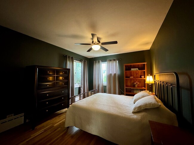 Building Photo - Beautiful 2 Bedroom Ranch Home Furnished o...