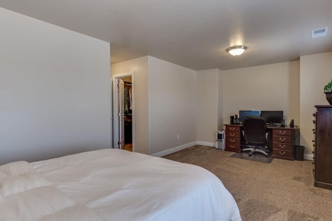 Building Photo - Spacious 3 Bedroom Home