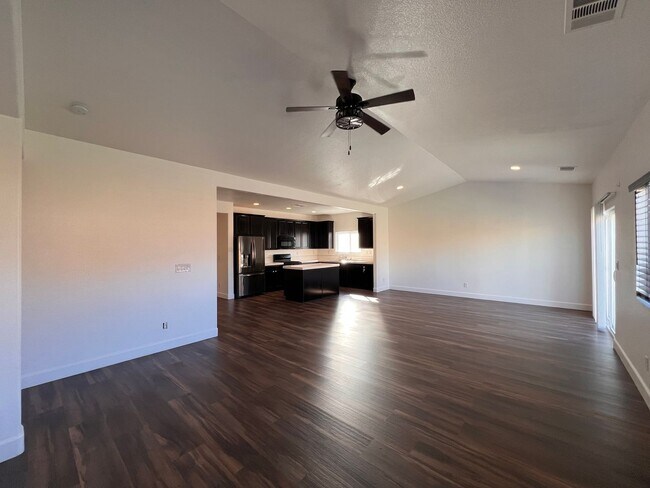 Building Photo - Luxurious 4 bedroom 3 bath family home in ...