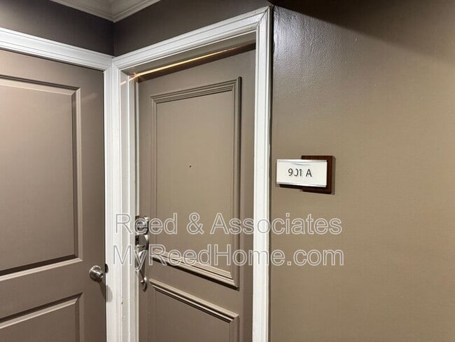 Building Photo - 655 Riverside Dr
