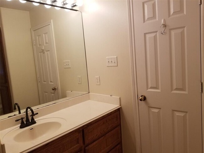 Building Photo - 2928 Thrushwood Dr