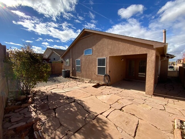 Building Photo - 4 Bedroom Single Story Home Available Near Unser Blvd NE & King Blvd NE in Rio Rancho!