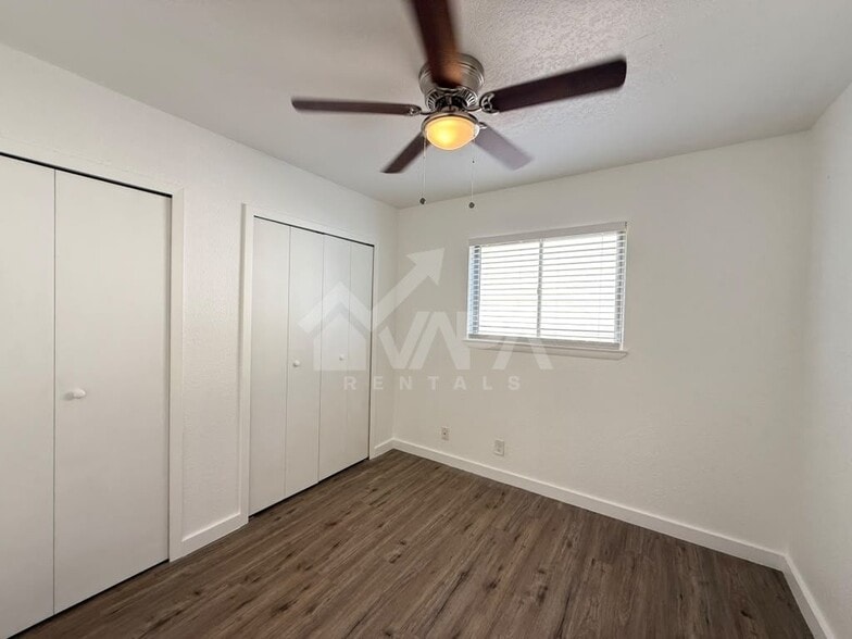 Building Photo - 415 Solar Dr
