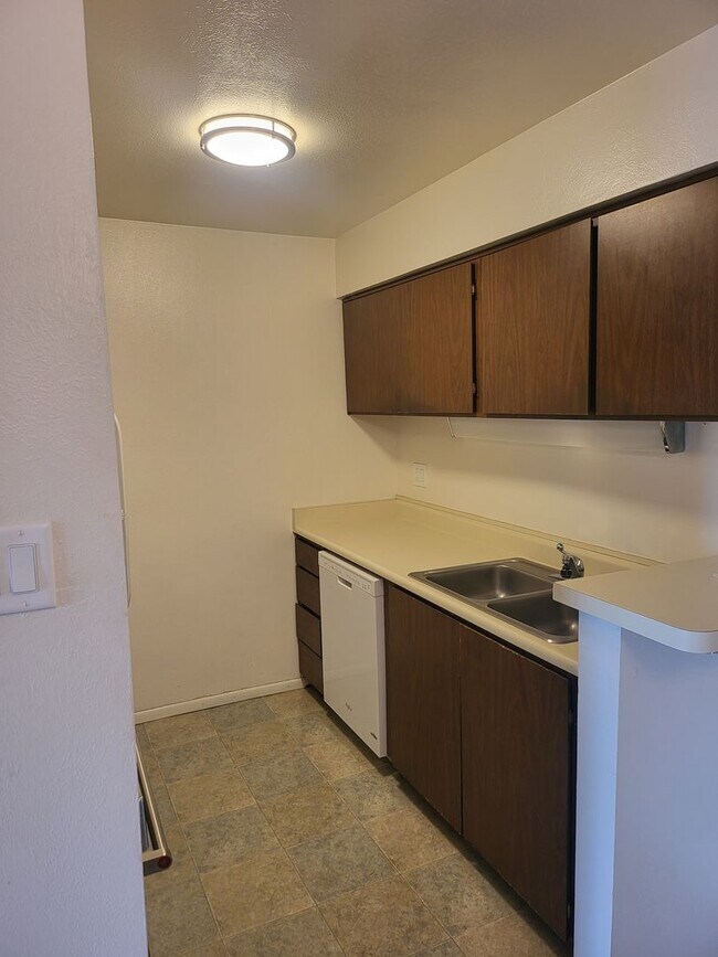 Building Photo - NE UPTOWN WINROCK CONDO 2/BD 2/BA - UTILITIES INCLUDED
