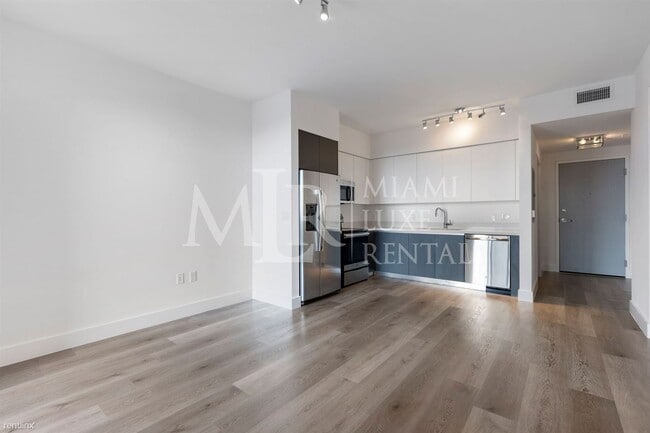 Building Photo - Studio, 1 bath Condo - 3180 Coral Way Spac...