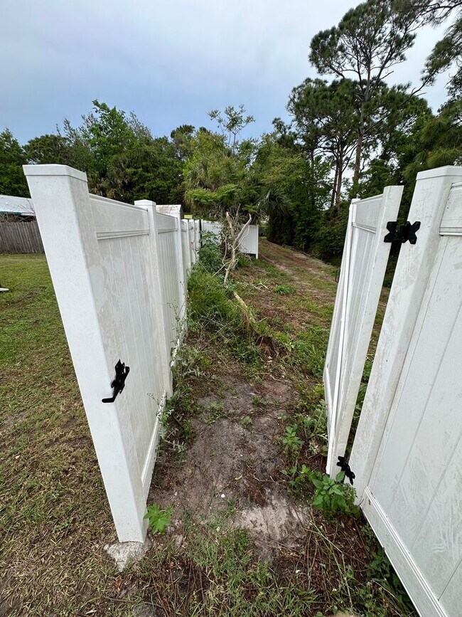 Building Photo - 2027/2029 Guava Drive