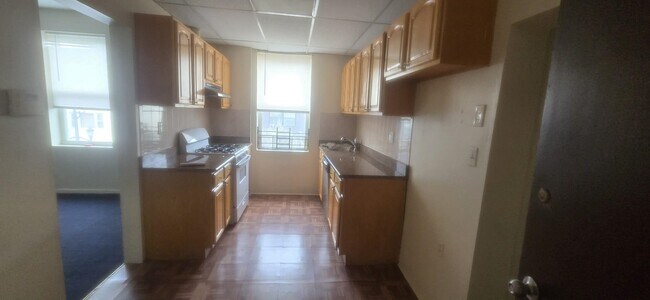 Building Photo - 1614 Summit Ave