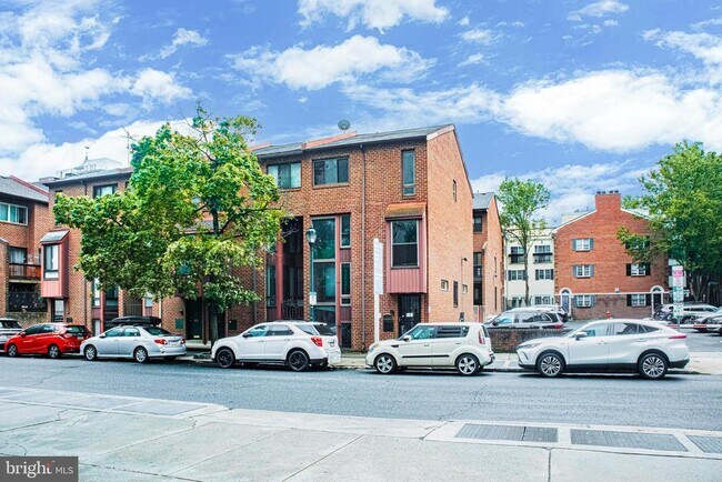 Building Photo - 906 Locust St