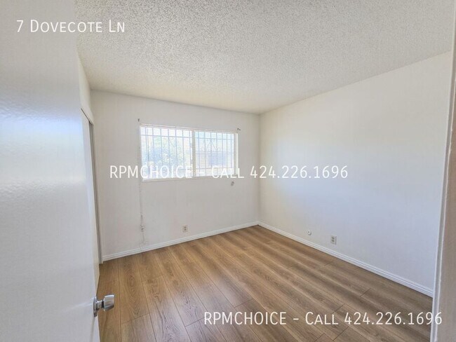 Building Photo - 7 Dovecote Ln