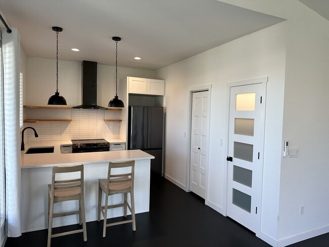 Building Photo - A Bright & Contemporary Home in Pasco