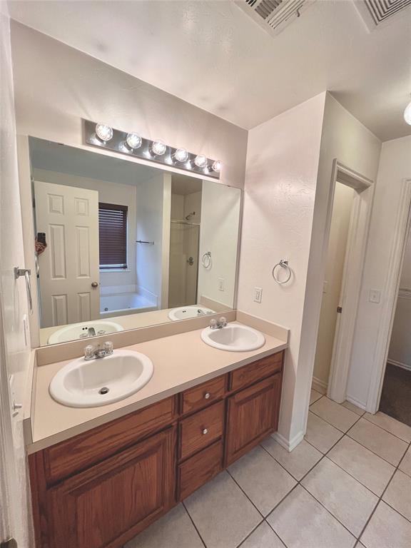 Building Photo - 2821 Edgemere Dr