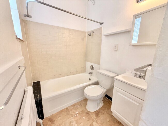 Building Photo - Gorgeous 1 Bed 1 Bath Apartment in Cap Hill! Available NOW!