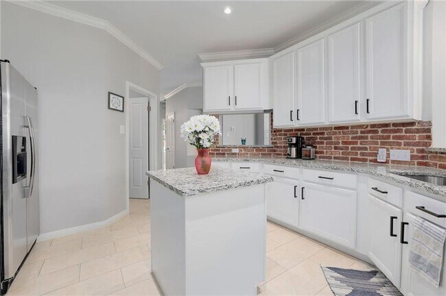 Building Photo - 1705 Azalea Dr