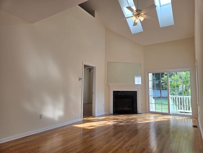 Building Photo - 511 Elm St