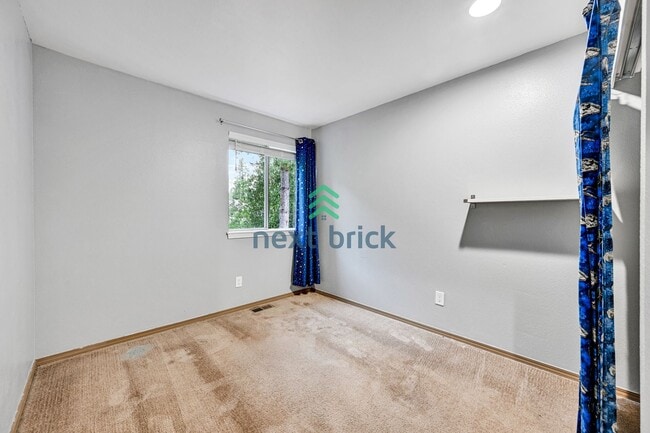 Building Photo - 3 BED & 2.5 BATH FOR RENT