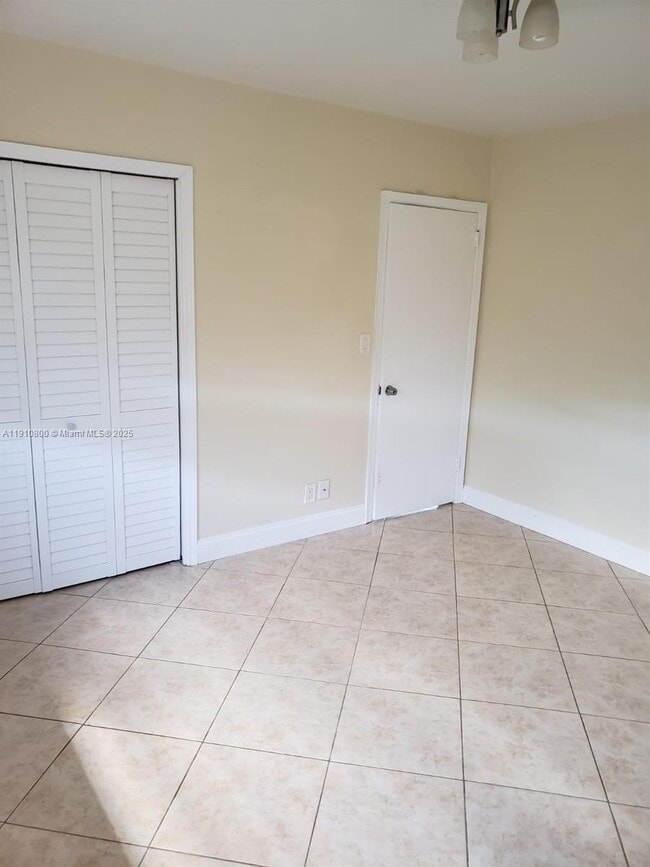 Building Photo - 1031 N 16th Ct