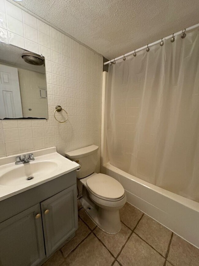 Building Photo - All New Inside, 3 bed 2 bath , no carpet, detached garage and fenced yard in Norman!