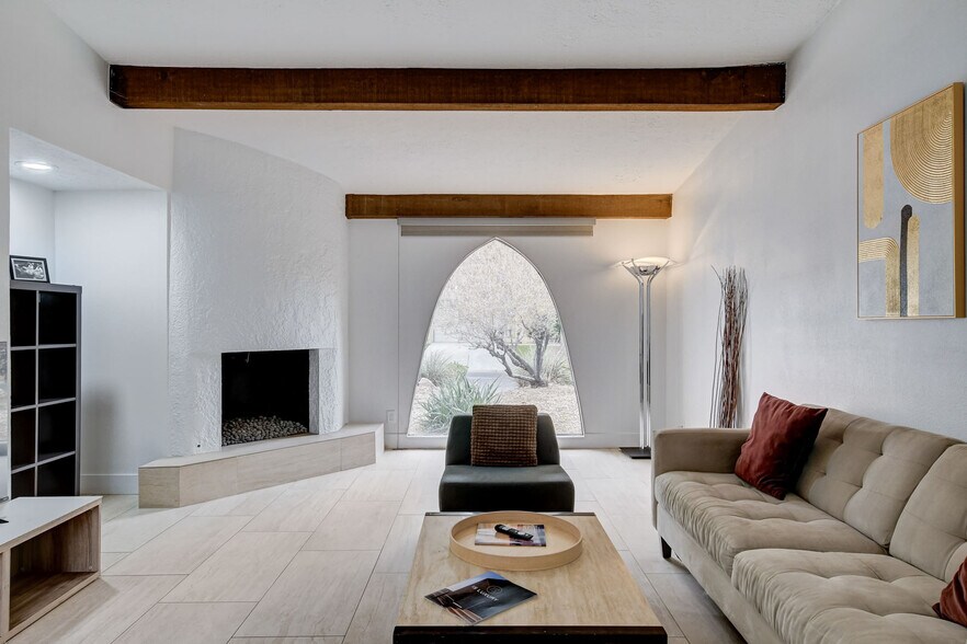 Building Photo - 945 Vegas Valley Dr