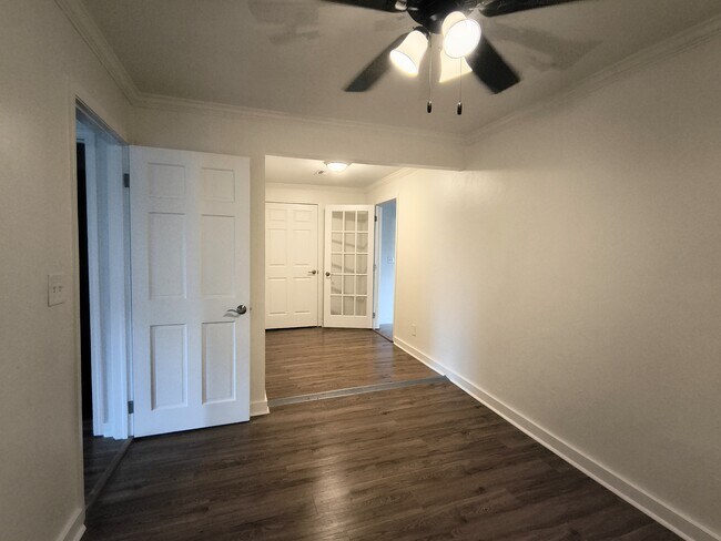 Building Photo - 206 S Elm St