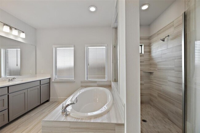 Building Photo - 127 Plumbago Loop