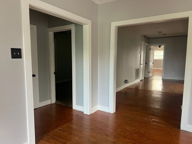 Building Photo - 3 bed 2 full bath -one level house in Jone...