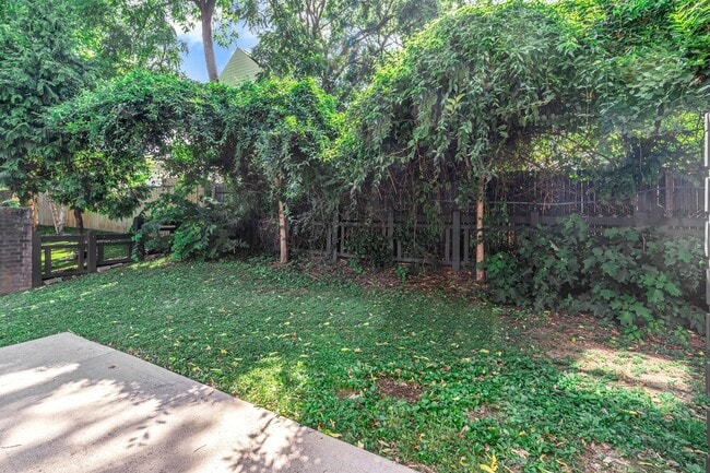 Building Photo - Modern Townhome Living in the Heart of Wed...