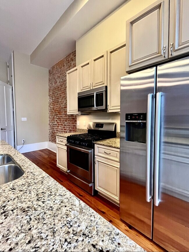 Building Photo - 800 St Charles Ave