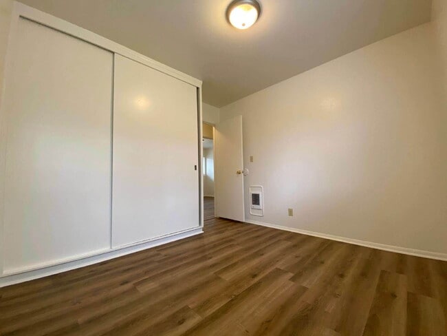 Building Photo - 755 NE Alameda Ave
