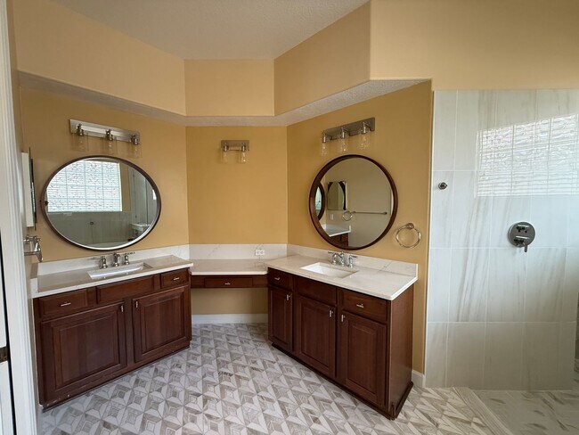 Building Photo - Luxurious 4 Bedroom 3 Bath Lakefront Pool Home W/3-Car Garage