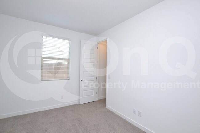 Building Photo - 9213 W Glenrosa Ave