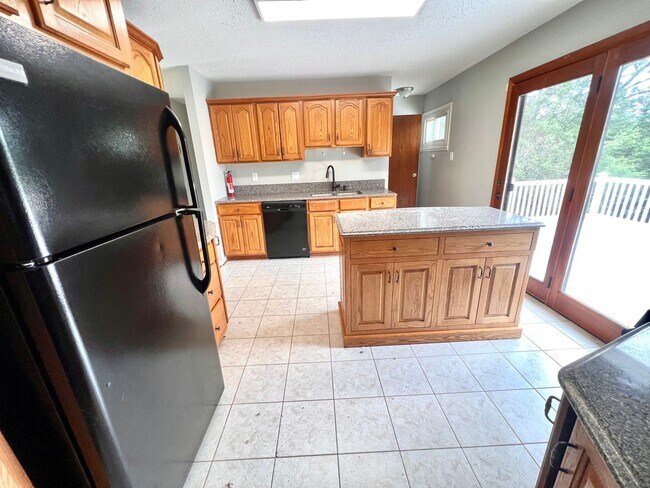 Building Photo - 3 Bed 2 Bath- Hopewell Township Pa!