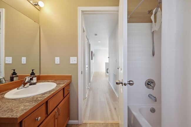 Building Photo - Spacious 3-Bedroom Home in Tumwater – Styl...